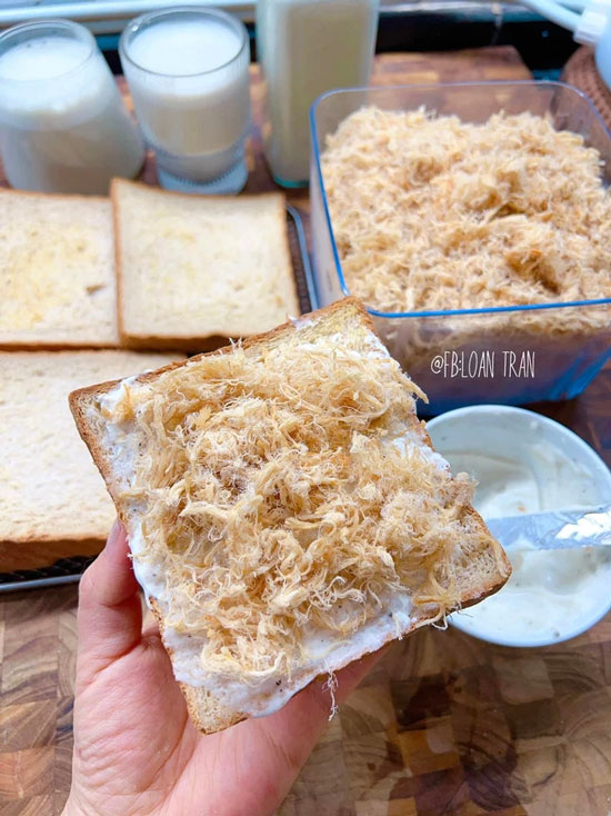 Bánh mì nguyên cám ăn kèm sốt sữa chua và ruốc, thêm ly sinh tố cho bữa sáng tràn đầy năng lượng. 