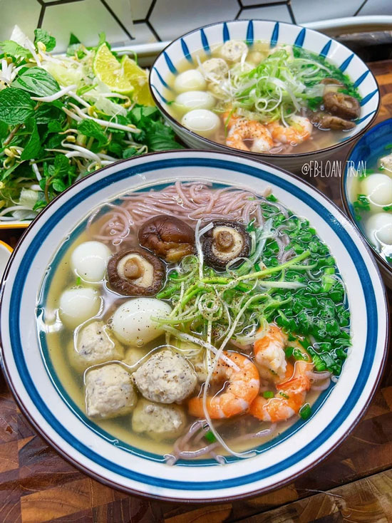 Bún lứt thập cẩm với tôm, mọc, nấm…