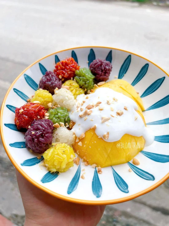 Xôi ăn kèm xoài và nước cốt dừa.