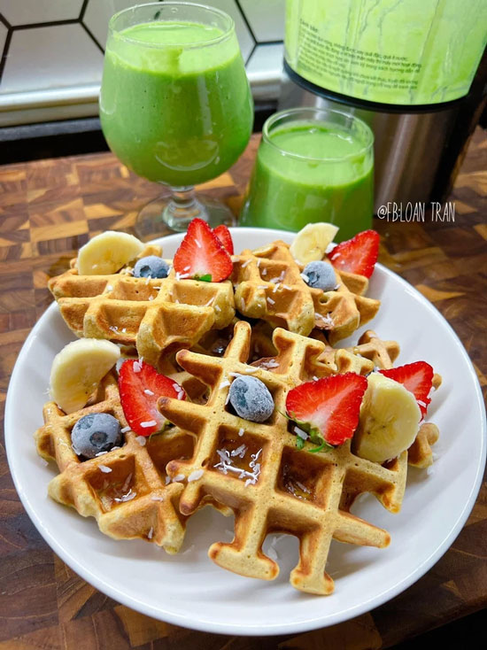 Món ăn sáng nhanh gọn, ngon và đầy đủ dinh dưỡng với bánh waffle ăn kèm trái cây.