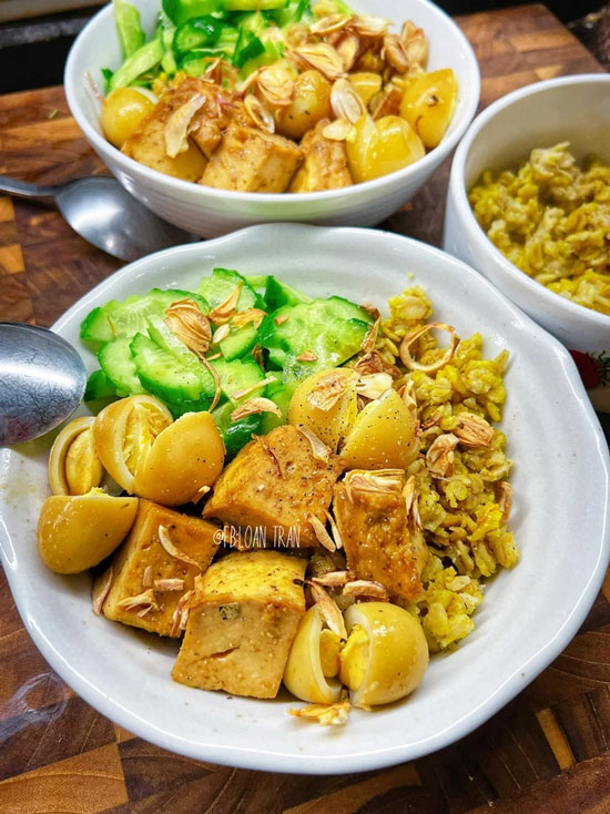 Cách nấu xôi yến mạch giò, gà, trứng cút tại nhà đơn giản. Cho yến mạch vào rây lọc, rửa qua nước, rồi trộn với chút bột nghệ và dầu ăn. Sau đó cho yến mạch vào hấp 20 phút là xong. Dùng đũa đảo đều cho xôi tơi và ngon. 