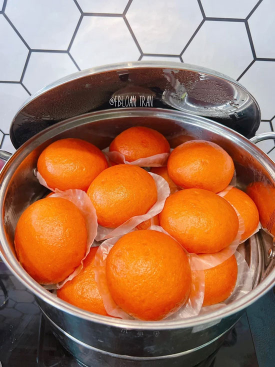 Bánh bao gấc nhân đậu xanh cực ngon và đẹp mắt. 