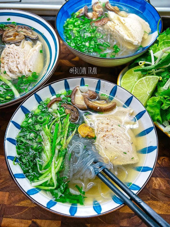 Miến khoai lang ăn với ức gà cho bữa sáng tràn đầy năng lượng. 