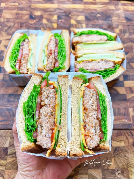 Món ăn sáng với bánh mì nguyên cám kẹp thịt bằm áp chảo.