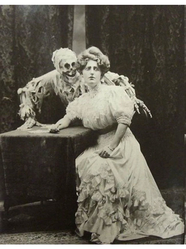 Bức ảnh chụp một cảnh của vở kịch Death and the Lady, vào năm 1906.