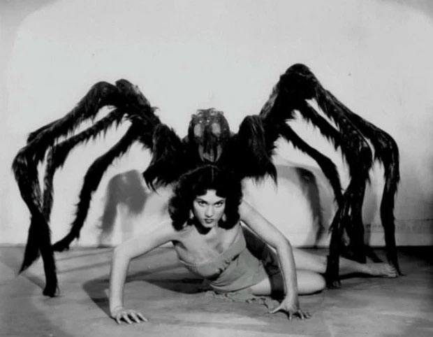 Một hình ảnh quảng bá cho bộ phim kinh dị viễn tưởng Mesa of Lost Women của Mỹ, ra mắt năm 1953.