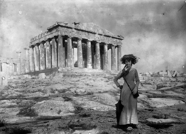 Một khách du lịch chụp ảnh ở phía trước đền Parthenon ở Athens, Hy Lạp vào năm 1905.
