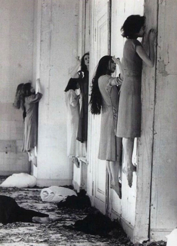 Hình ảnh các vũ công ballet đang tập luyện vào năm 1977 khiến nhiều người lầm tưởng rằng họ đang bị dính trên tường. Bức ảnh này sau đó đã nhiều lần bị bóp méo nội dung khiến các cô gái này bị lầm tưởng là tù nhân tị nạn.