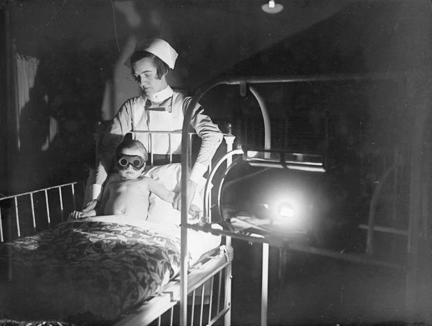 Một cậu bé người Anh đang chữa bệnh bằng phương pháp ánh sáng vào năm 1928.