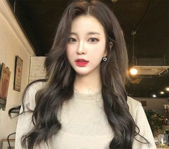 Tóc mái dài uốn.