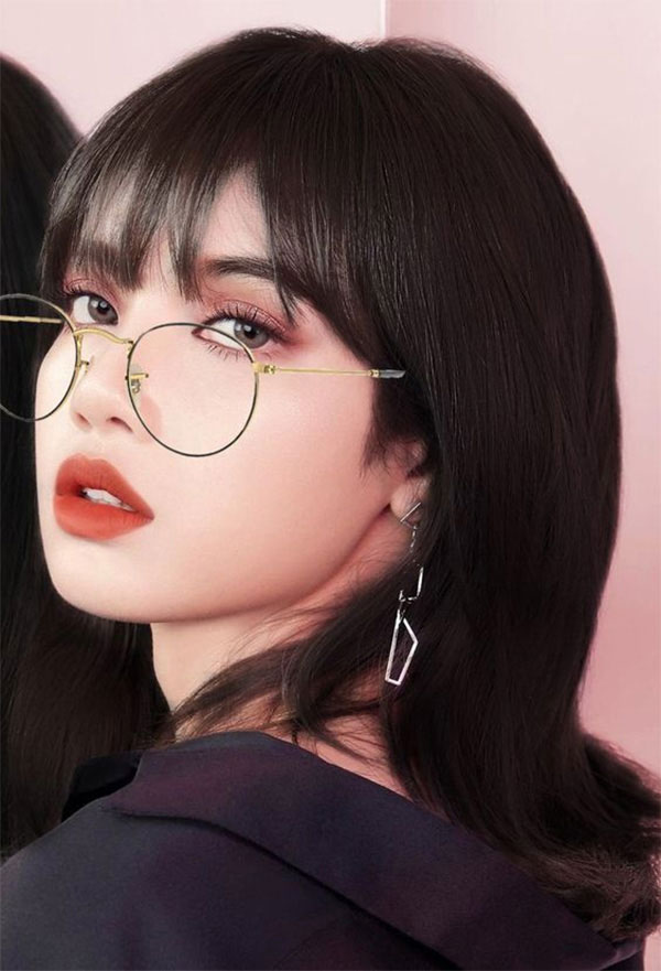 Tóc mái dài thưa.