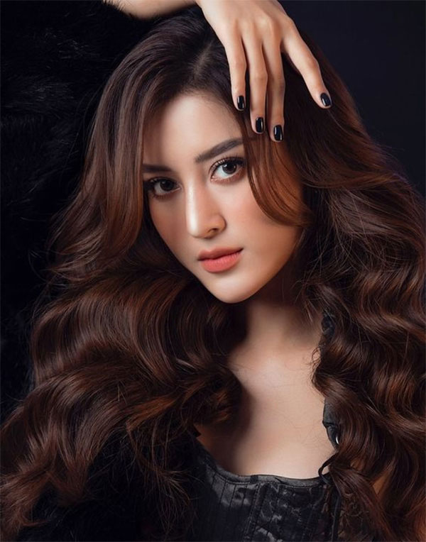 Tóc mái dài uốn xoăn.