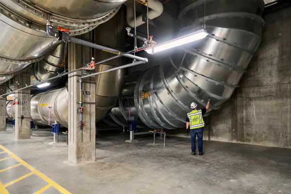Lắp đặt đường ống khổng lồ dẫn khí gas ra khỏi phòng sạch.