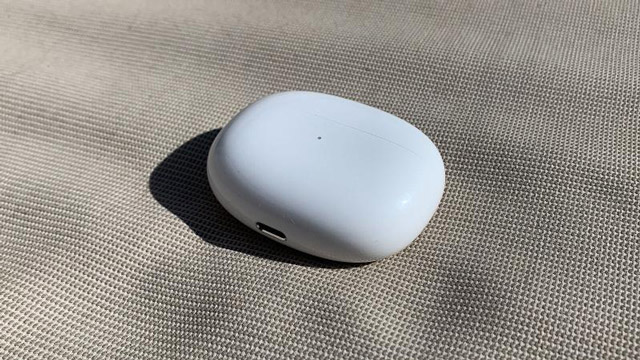 Phần kén sạc được thiết kế vát cong tương tự như cách mà Apple đã làm trên AirPod Pro