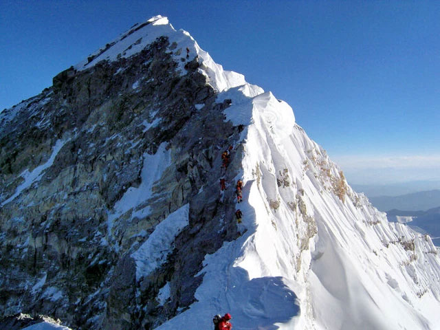 Có rất nhiều xác chết đóng băng bao phủ đỉnh Everest bởi việc loại bỏ chúng rất không an toàn và tốn thời gian. Các xác chết này xuất hiện khá nhiều trên các tuyến đường leo núi, thậm chí một số xác còn được sử dụng làm điểm mốc để đánh dấu đường mòn.