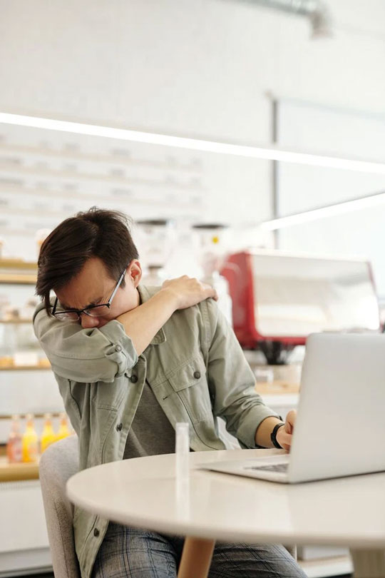 Nín hắt hơi có thể khiến các cơ quan trong đầu bị tổn thương, bao gồm các mạch máu ở mắt, vỡ màng nhĩ và có thể vỡ phình mạch não, gây ra tử vong.