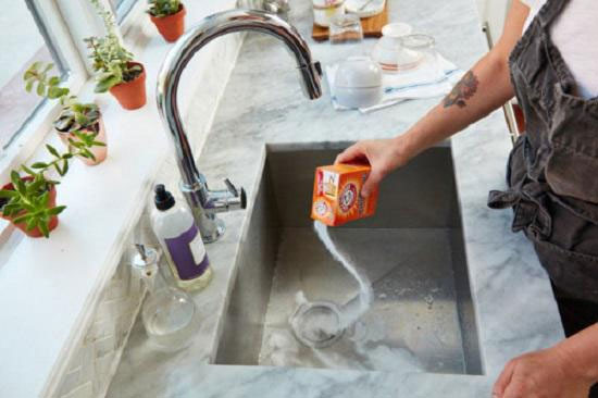 Cleaning the sink with baking soda