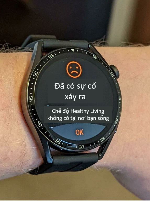 Ai có thể giải thích dùm tại sao đồng hồ lại có thể thông báo như thế này không, chứ người dùng “bó tay” rồi.