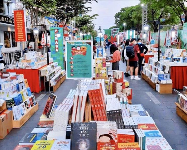 Đường sách Nguyễn Huệ