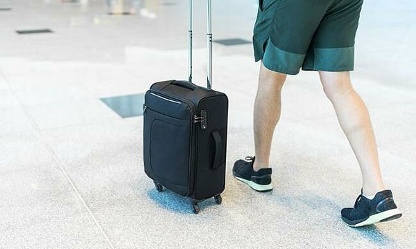 Không nên mặc quần đùi, áo ngắn