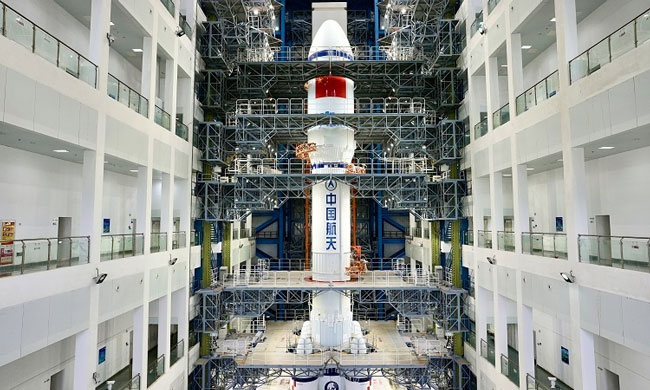 Vào trong tòa nhà, mọi người sẽ được nhìn thấy tên lửa Trường Chinh 7 đang nằm trên bệ đỡ khổng lồ để có thể di chuyển từ tòa nhà tới bệ phóng ở xa