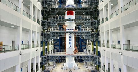 Bên trong tòa nhà lắp ráp tên lửa Trường Chinh 7 có gì?