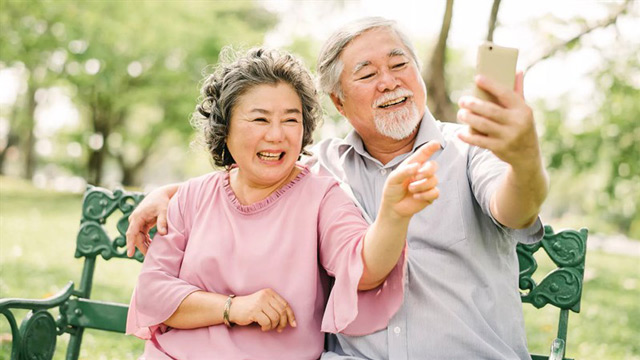 Việc mua cho người lớn tuổi 1 chiếc smartphone sẽ giúp họ giao tiếp với con cháu, bạn bè, người quen giúp họ có thể cảm thấy bớt cô đơn.