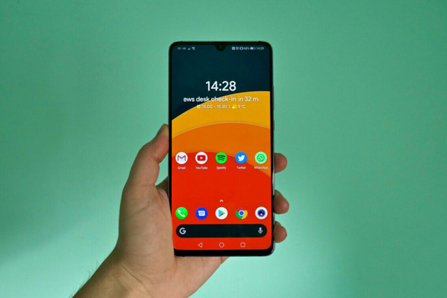 Điện thoại có màn hình từ 6.5 inch trở lên giúp người lớn tuổi dễ sử dụng hơn