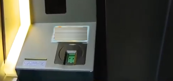 Đặt thẻ CCCD gắn chip lên máy ATM