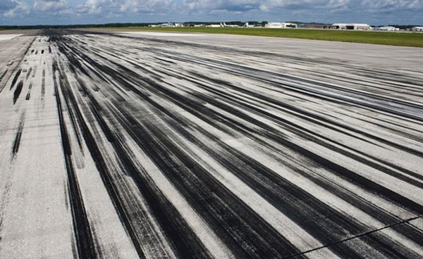 Cao su do lốp để lại trên đường băng