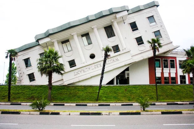 Ngân hàng lộn ngược ở bang Georgia, nếu không được nhìn tận mắt chắc chắn nhiều người sẽ tưởng rằng bức ảnh này là kết quả của photoshop.