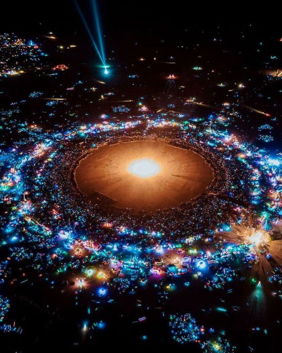 Lễ hội âm nhạc, văn hóa và nghệ thuật Burning Man được tổ chức hàng năm ở sa mạc Black Rock, Nevada, Mỹ được chụp từ trên cao trông giống như một thiên hà trong vũ trụ. Quá đẹp!