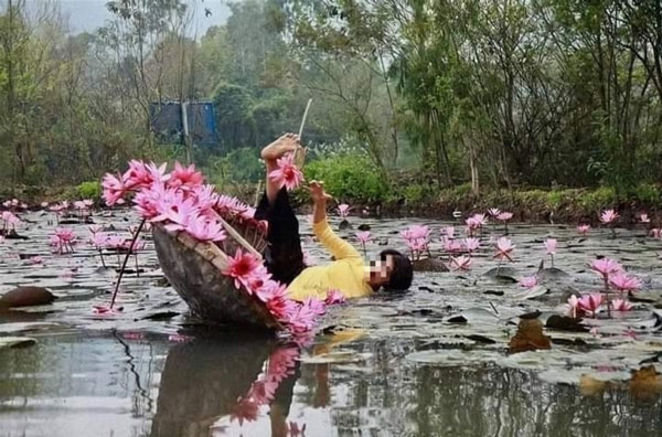 Phó nháy cực kỳ có tâm khi kịp ghi lại cú ngã “để đời” cùng biểu cảm giữ súng bằng ngón chân của khách hàng. “Tạo dáng” này thì đố ai mà bắt chước được.