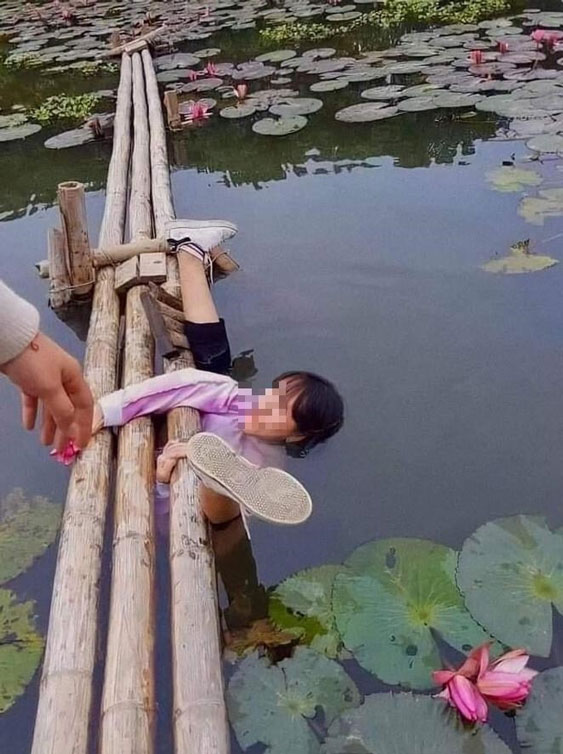Thà ướt thân chứ nhất quyết không để ướt giày. Không phải ai cũng có thể ngã ở tư thế có 1-0-2 này đâu. Giờ lên được bờ mà không làm ướt giày cũng là vấn đề nan giải này.
