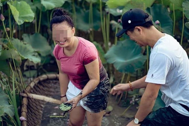Cũng là đi chụp ảnh với hoa se nhưng người ta thì ảnh đẹp lung linh còn tôi thì... Đen thôi đỏ quên đi!