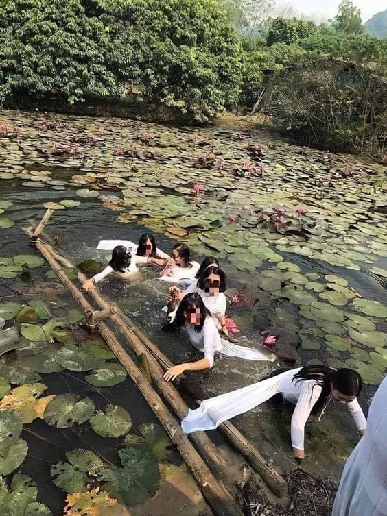 Có phúc cùng hưởng có họa cùng chịu. Thế này khỏi lo ai trêu cười ai.
