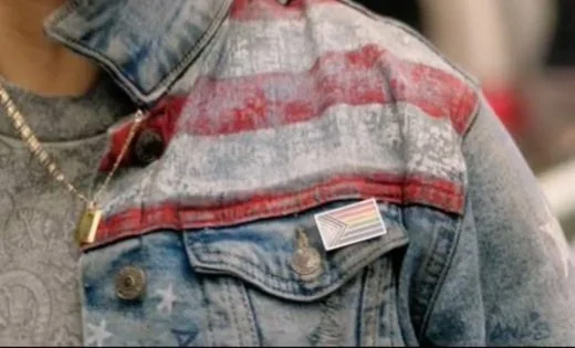 Áo khoác của America có huy hiệu biểu tượng của cộng đồng LGBT+