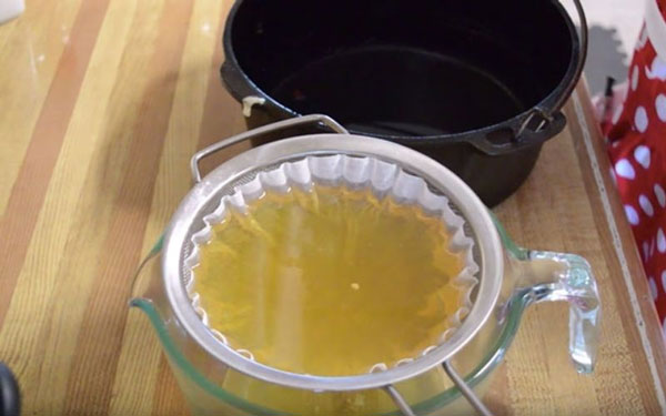 Tips to clean used cooking oil residue
