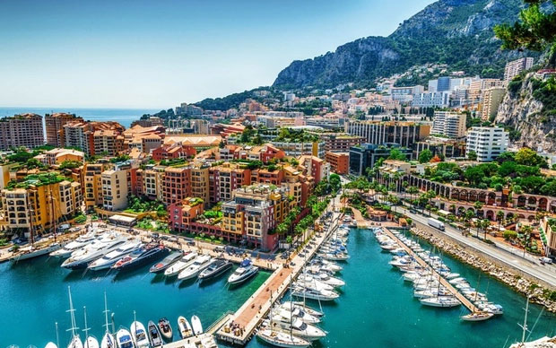 Monaco nằm giữa Ý và Pháp, có diện tích chỉ vỏn vẹn 1,98 km2 chưa bằng một nửa quận Hoàn Kiếm của Hà Nội. Dân số của quốc gia này vào năm 2020 là 39.244. Đây là quốc gia có mật độ dân số lớn bậc nhất hành tinh.