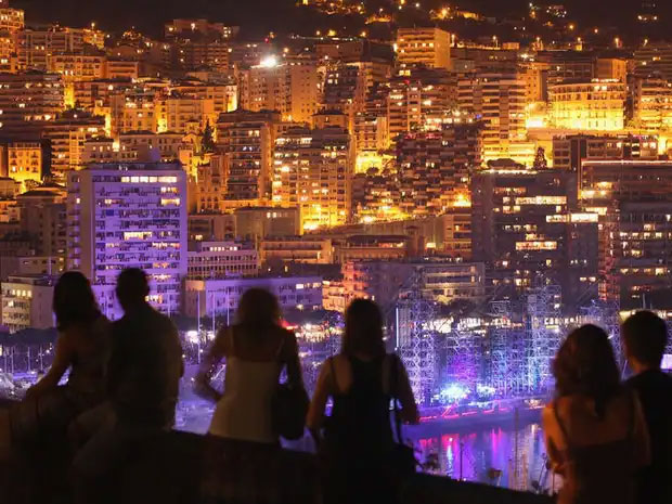 Giá nhà đất trung bình tại Monaco là 4,560 USD mỗi ft2 (hơn 100 triệu đồng), đắt hơn cả New York và Hong Kong. Một căn hộ một phòng ngủ ở Monaco có giá thấp nhất 1,6 triệu USD (khoảng 37 tỷ đồng).