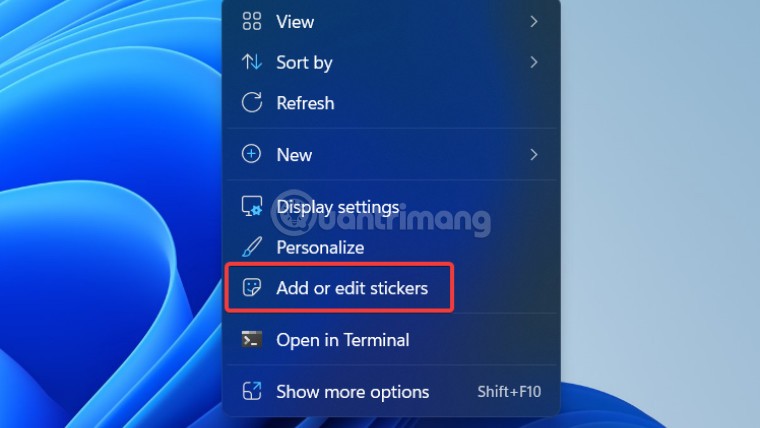 Nhấn chuột phải và bất kỳ vị trí nào trên màn hình rồi chọn Add or edit stickers