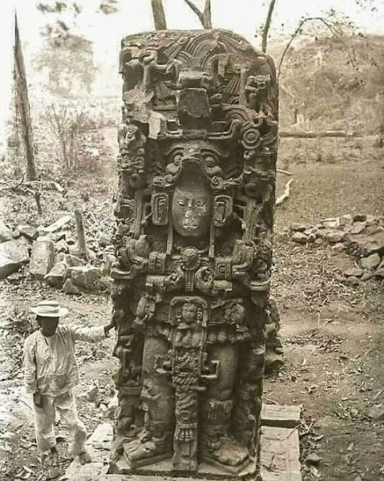 Bức ảnh chụp năm 1885 ghi lại việc khám phá một bức tượng Maya cổ đại nằm sâu trong rừng rậm tại Honduras, một quốc gia tại Trung Mỹ.
