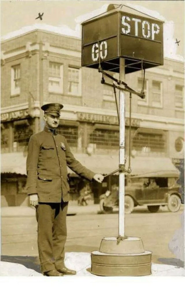 Đèn giao thông được điều khiển bằng tay với các tín hiệu như: "dừng lại" và "đi" ở Philadelphia vào năm 1922.