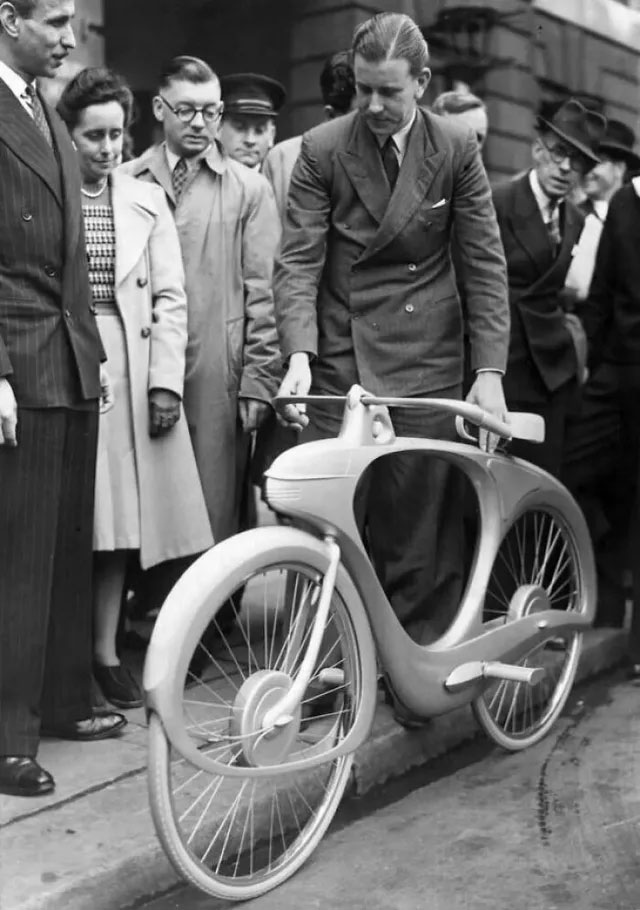 Benjamin Bowden - một nhà thiết kế công nghiệp người Anh khoe chiếc xe đạp có kiểu dáng hiện đại mang tên Spacelander của mình tại triển lãm "Britain Can Make It Better" vào ngày 17/9/1946.