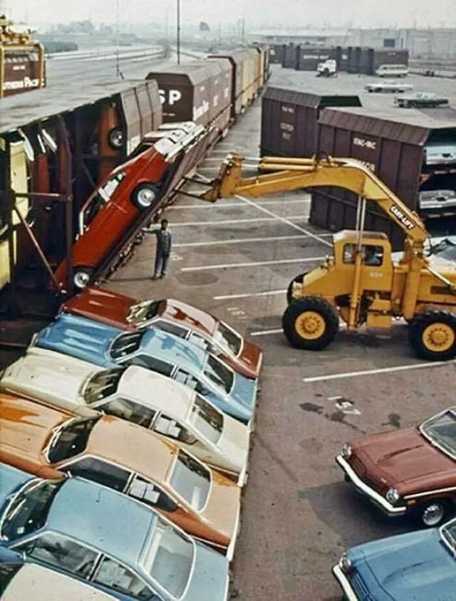 Cách những chiếc xe hơi Vega của Chevrolet được đóng gói và vận chuyển bằng tàu hỏa vào năm 1971.