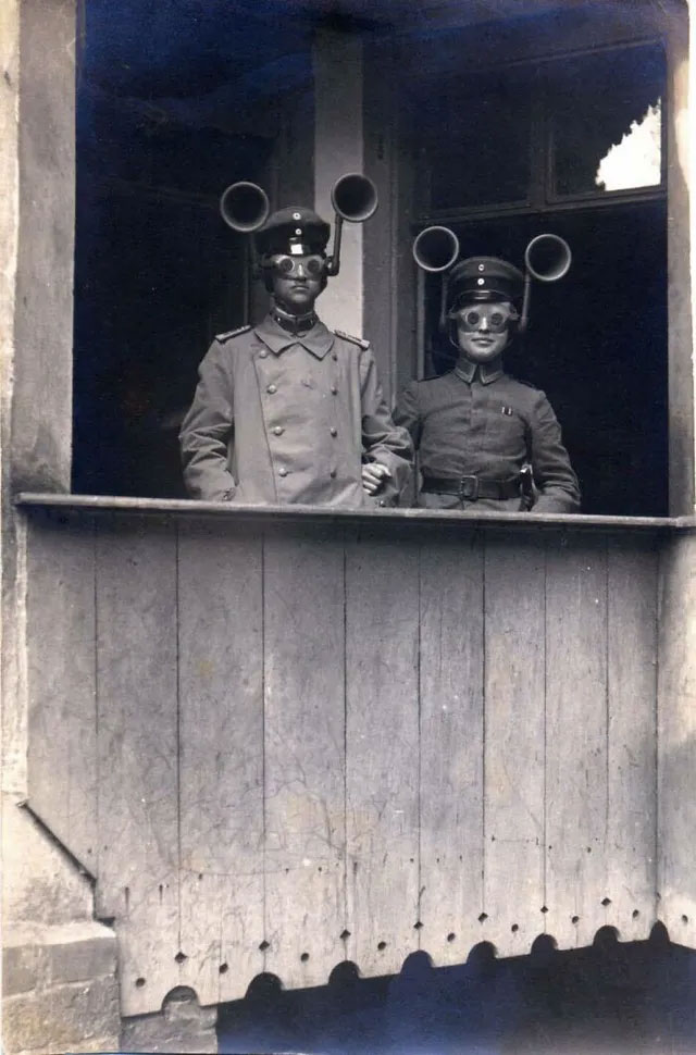 Thiết bị định vị âm thanh của người Đức năm 1917. Đây là một loại radar thời sơ khai, cặp kính sẽ giúp nhìn rõ máy bay khi định vị được âm thanh.