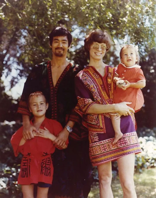 Lý Tiểu Long bên vợ và 2 con, chụp vào năm 1970.