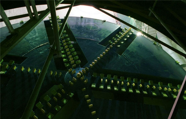 Nắp cống "siêu khủng" cho công trình quy mô khổng lồ này. 