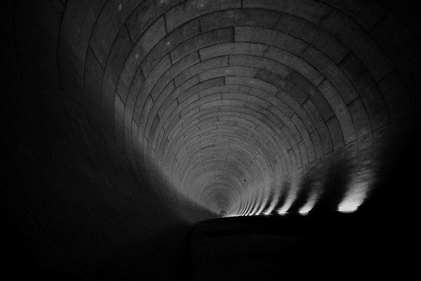 Đường hầm có đường kính 10m dài 6,3km kết nối các trụ đứng với nhau.