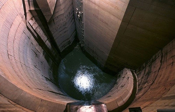 Ống khổng lồ dẫn nước xuống các giếng đứng khổng lồ.